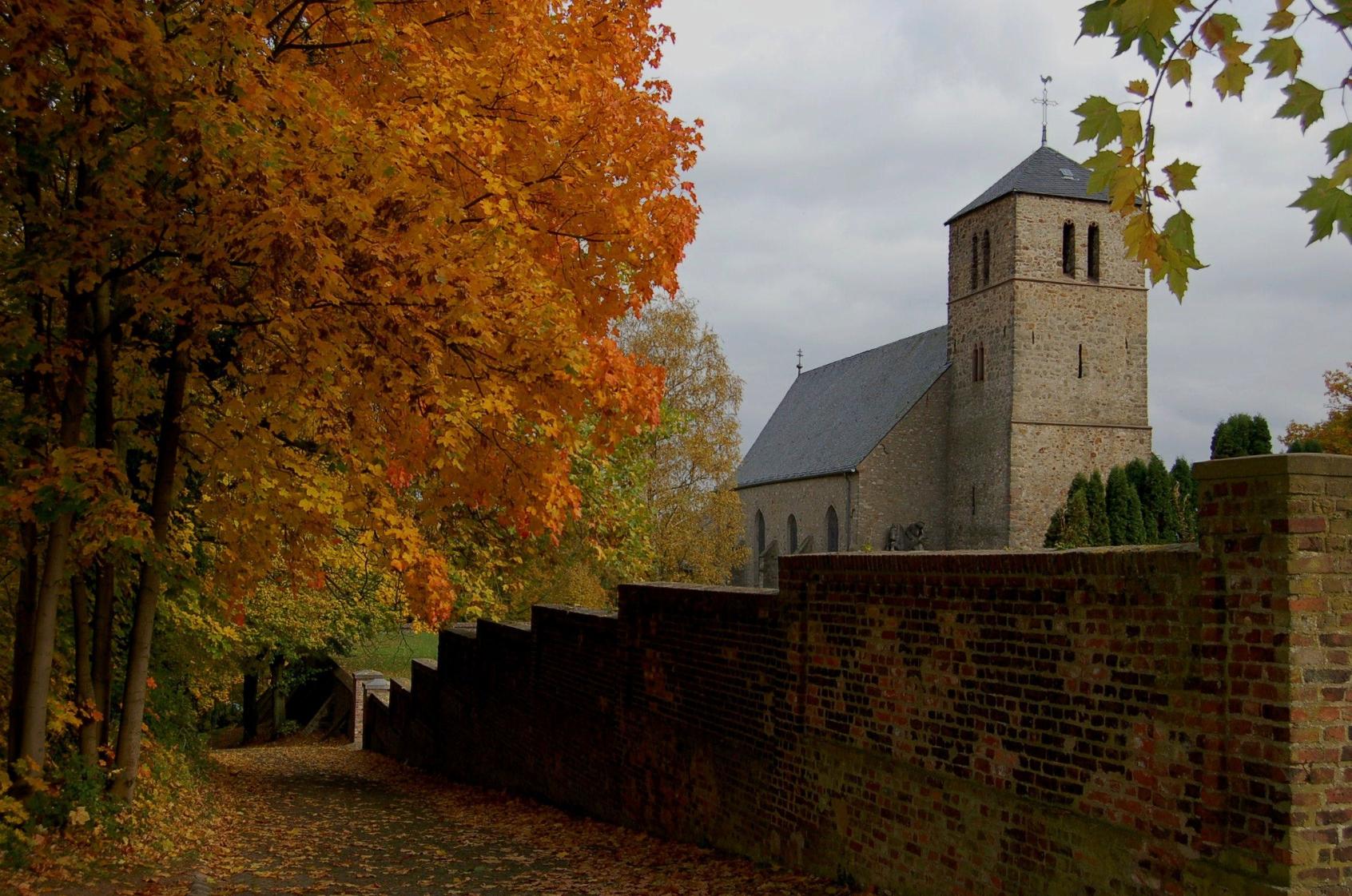 Alte Kirche im Herbst (c) Herbert Straßfeld